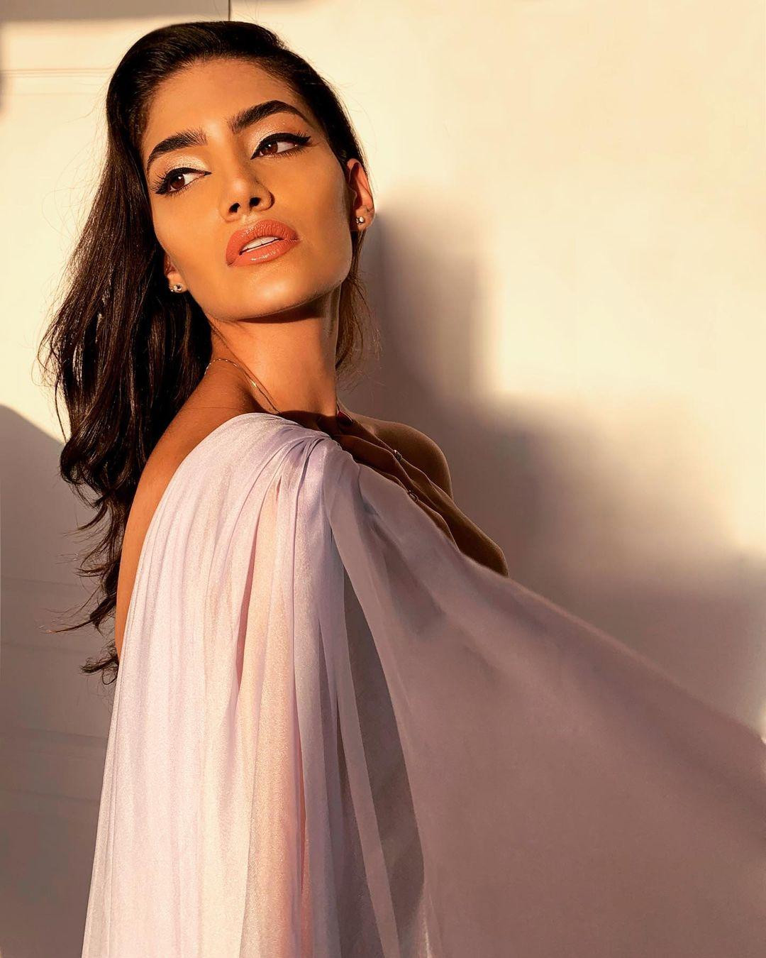 Cô có khả năng nói được ba thứ tiếng là Tiếng Anh, Tây Ban Nha và Đức. Cô có khả năng nói được ba thứ tiếng là Tiếng Anh, Tây Ban Nha và Đức.