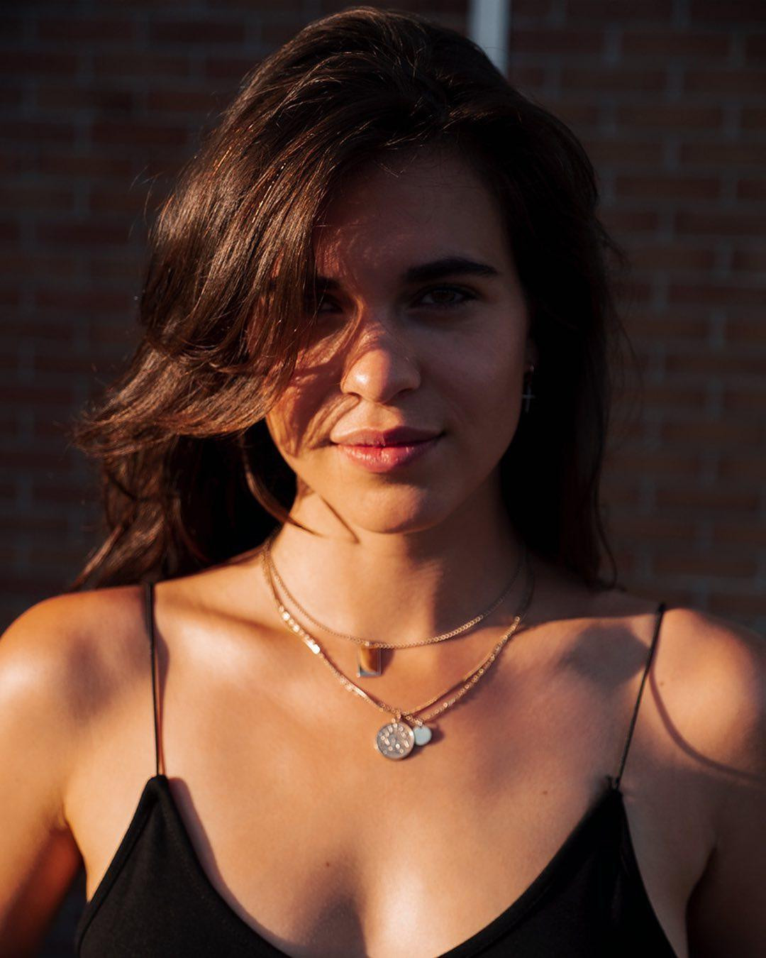 Julia Sinning hiện đang là một người dẫn chương trình truyền hình, diễn viên, người mẫu kiêm chuyên gia giao tiếp. Julia Sinning hiện đang là một người dẫn chương trình truyền hình, diễn viên, người mẫu kiêm chuyên gia giao tiếp.