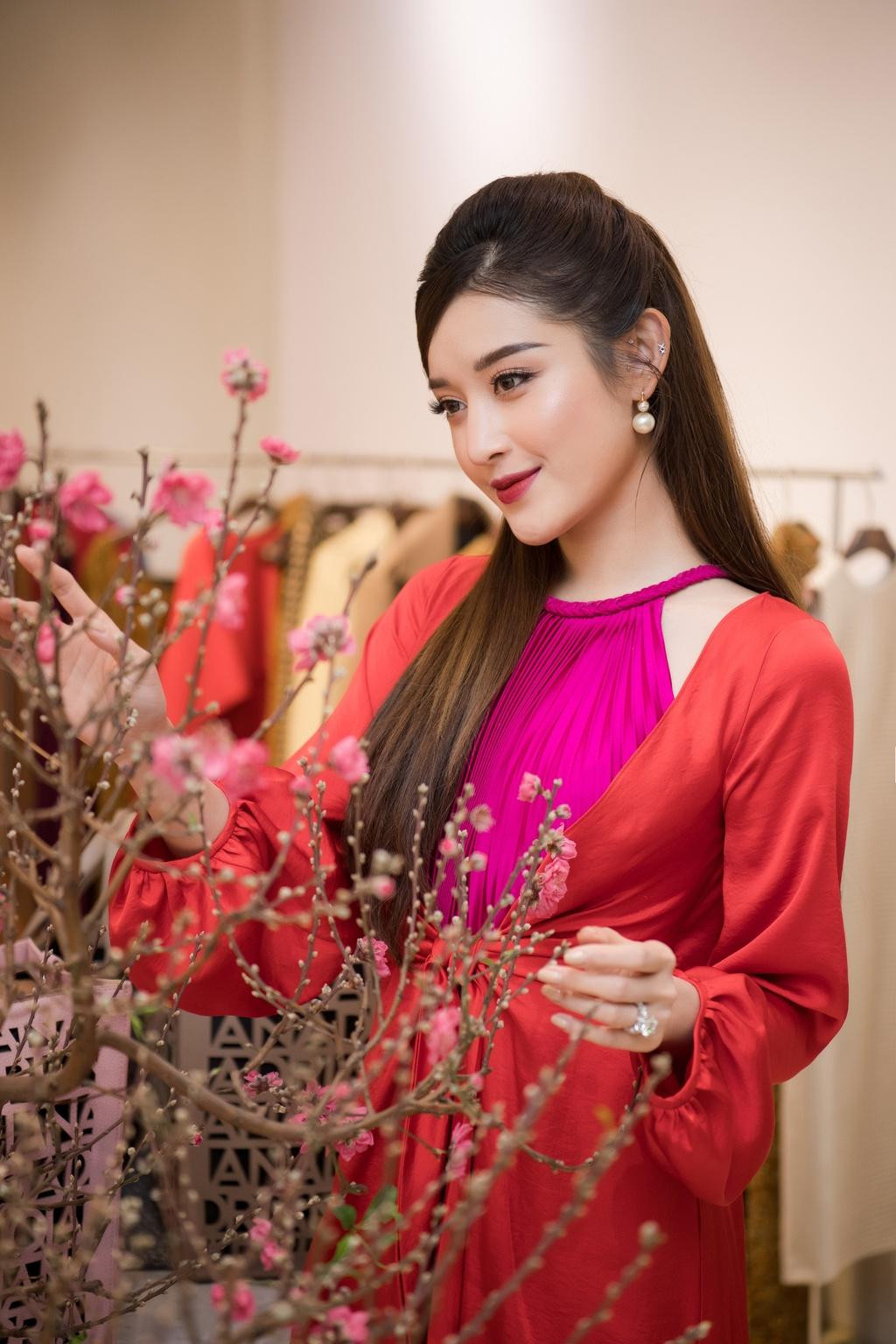 Vẻ đẹp kiêu sa của Huyền My càng được tôn lên nhờ gam màu đỏ đậm vô cùng sang trọng.