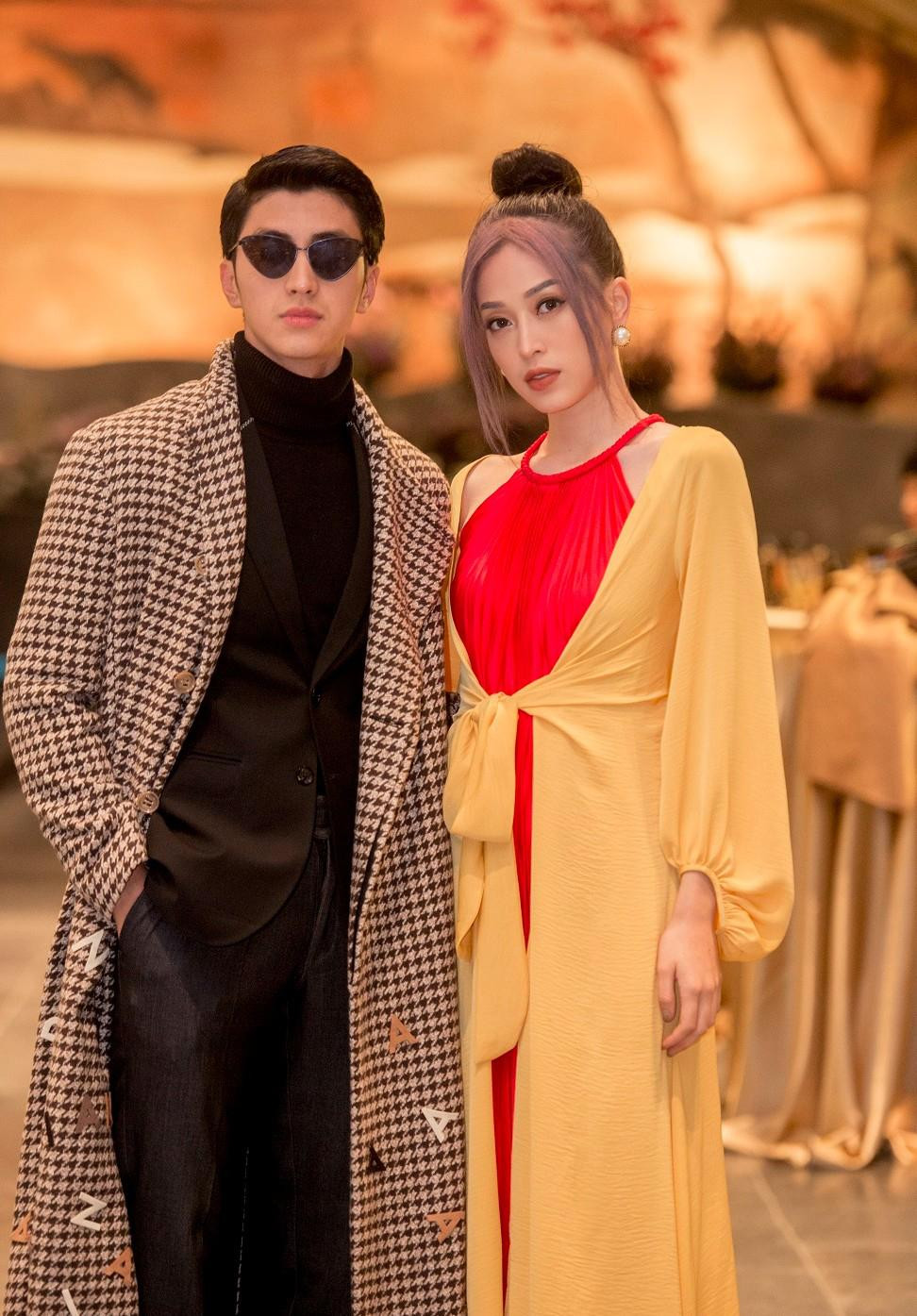 Á hậu Bùi Phương Nga với bộ váy tứ thân độc đáo mang hơi hướng cổ trang liêu trai khi sánh vai bên bạn trai Bình An tham dự sự kiện.