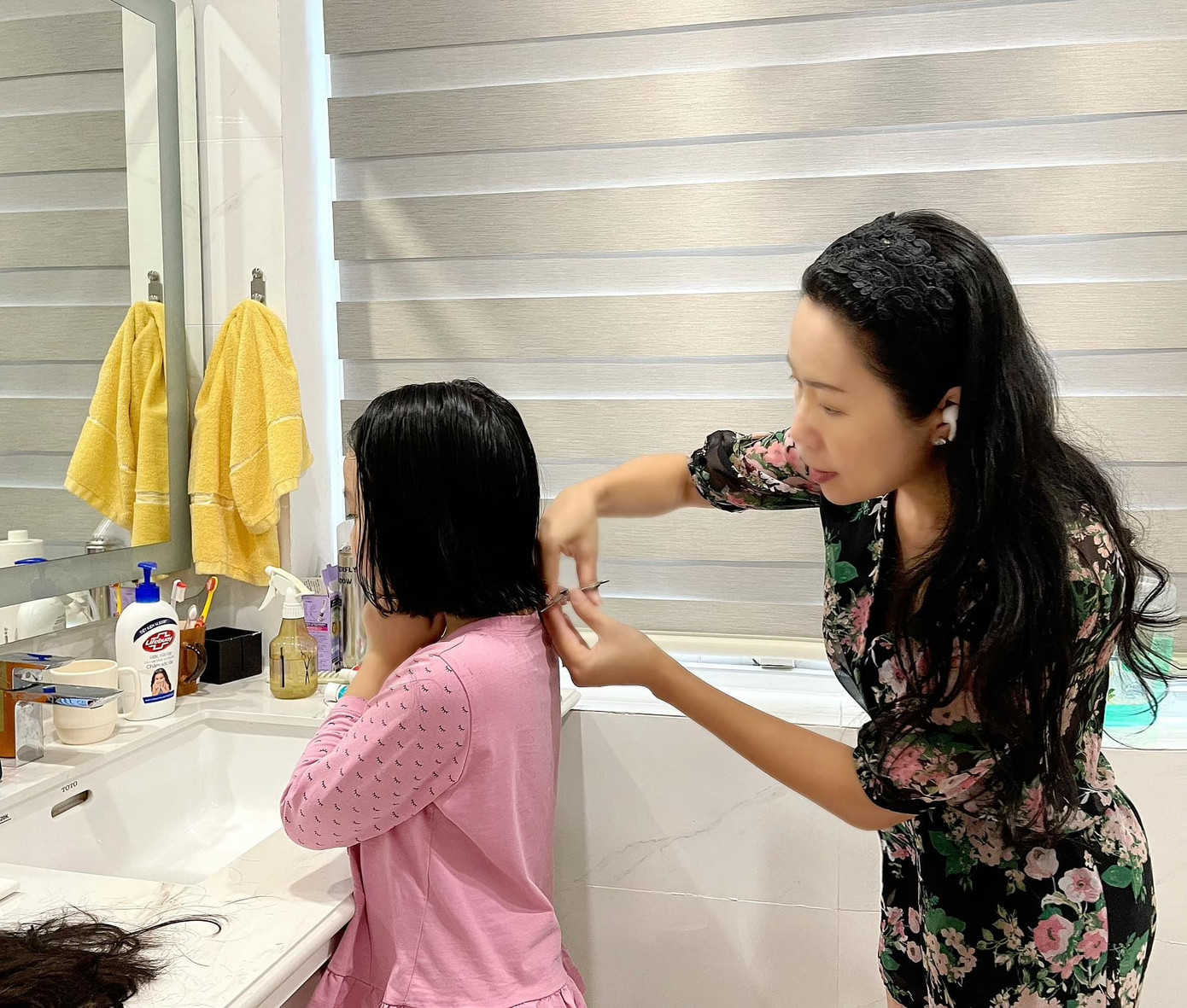 Á hậu Trịnh Kim Chi trổ tài cắt tóc cho con gái trong những ngày giãn cách xã hội. Á hậu Trịnh Kim Chi trổ tài cắt tóc cho con gái trong những ngày giãn cách xã hội.