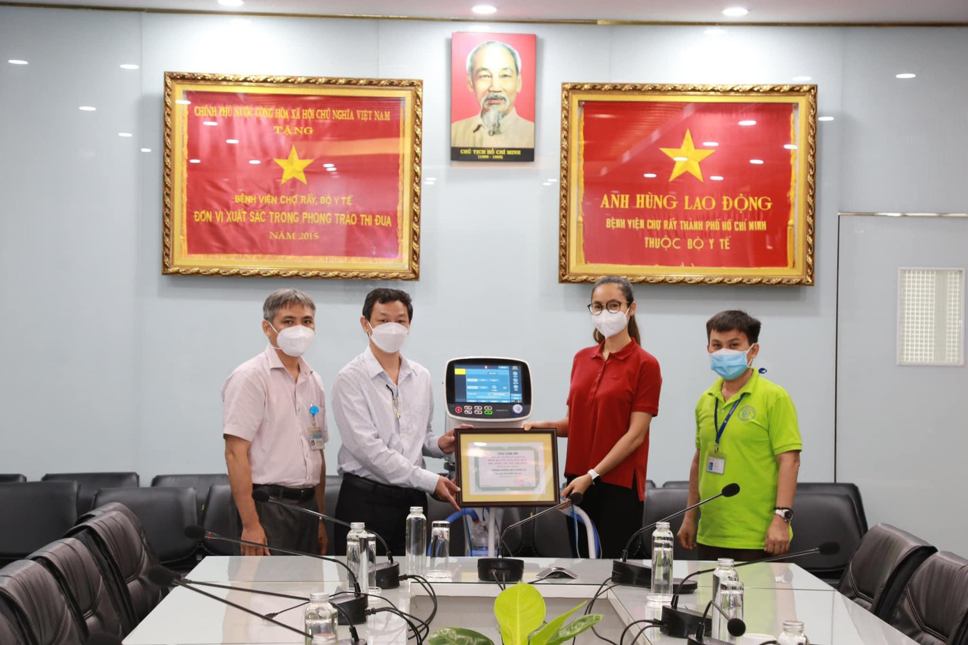 Á hậu Hoàng My cùng bạn bè và các mạnh thường quân vận động quyên góp máy thở, khẩu trang, đồ bảo hộ cho bệnh viện Chợ Rẫy và bệnh viện Hồi Sức COVID Thủ Đức.