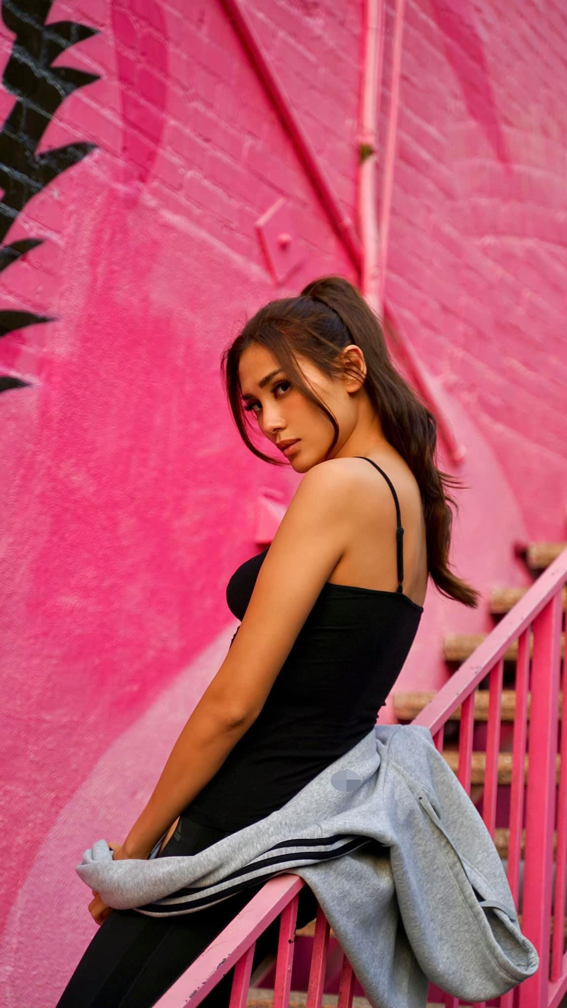 Á hậu Võ Hoàng Yến diện trang phục cá tính mà vẫn quyến rũ khi ở bên Mỹ. Á hậu Võ Hoàng Yến diện trang phục cá tính mà vẫn quyến rũ khi ở bên Mỹ.