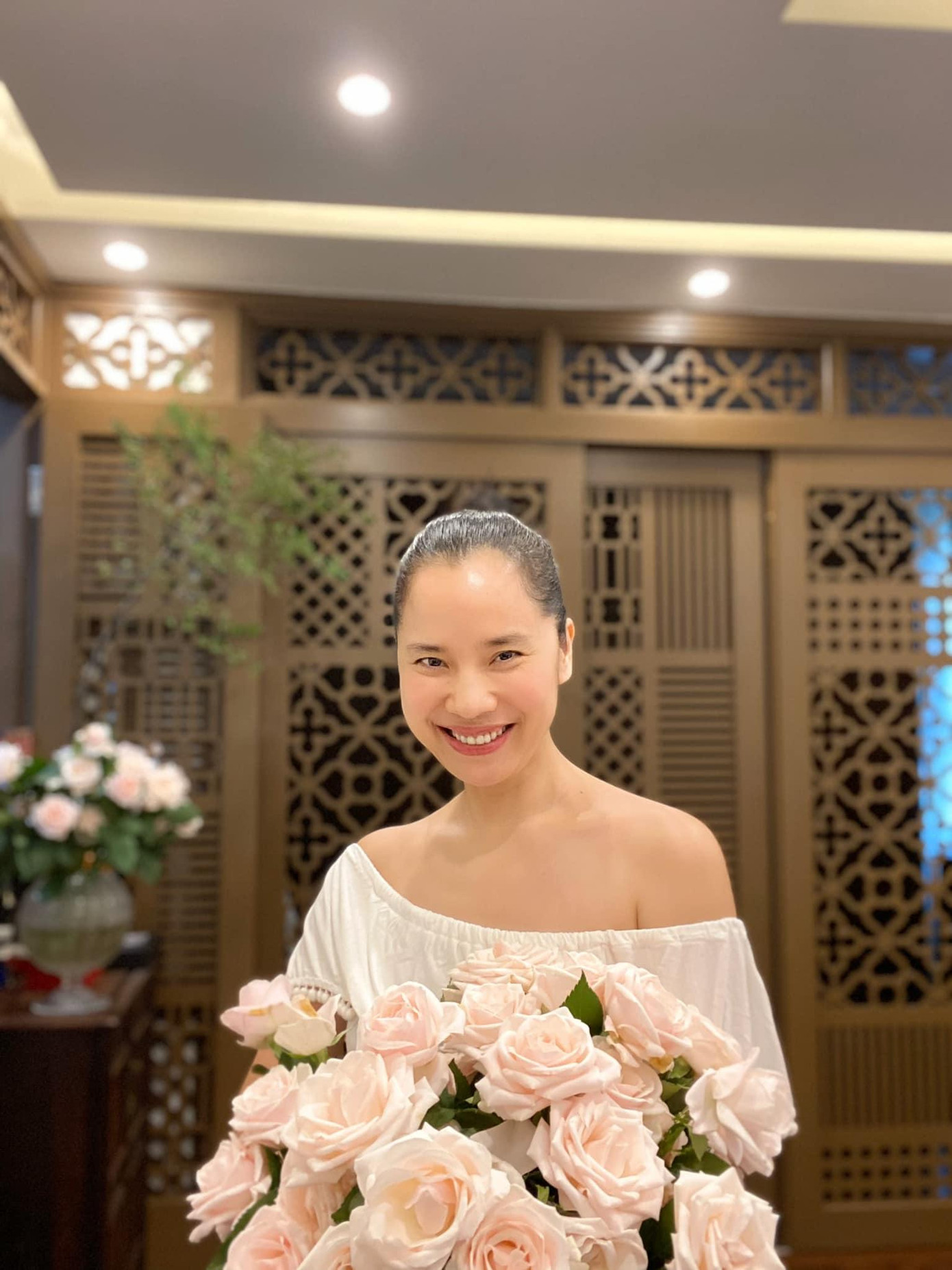 Á hậu đông con nhất showbiz Ngô Thuý Hà khoe vai trần gợi cảm ở tuổi 45.