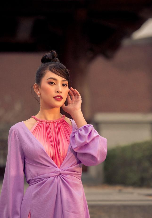 Hoa hậu Tiểu Vy khoe trọn thần thái xinh đẹp đậm nét Á đông khi diện váy tứ thân gam màu tím - đỏ độc đáo.