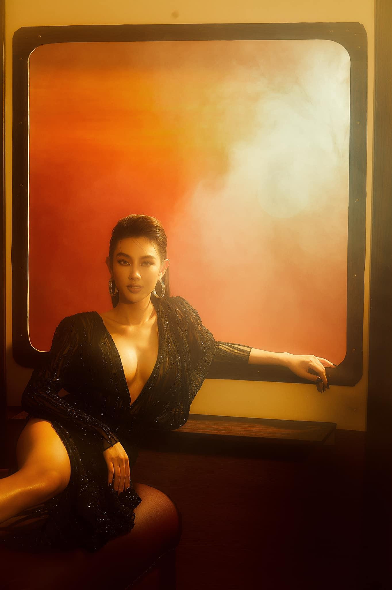 Trong bộ ảnh này, Thuỳ Tiên diện váy dạ hội xuyên thấu màu đen, khoe trọn body vô cùng nóng bỏng và quyến rũ sau thời gian chăm chỉ luyện tập.