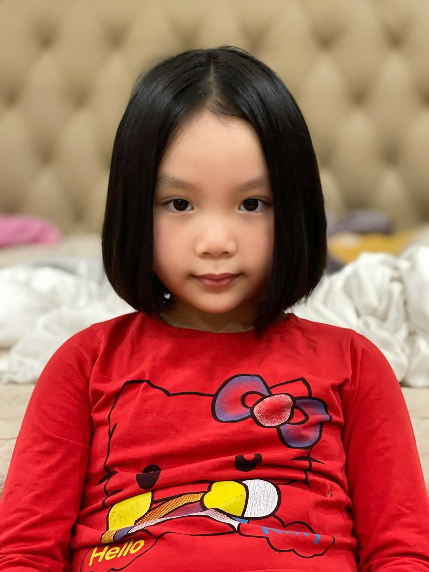 Con gái Trịnh Kim Chi khoe vẻ dễ thương, xinh đẹp sau khi được mẹ cắt tóc. Con gái Trịnh Kim Chi khoe vẻ dễ thương, xinh đẹp sau khi được mẹ cắt tóc.