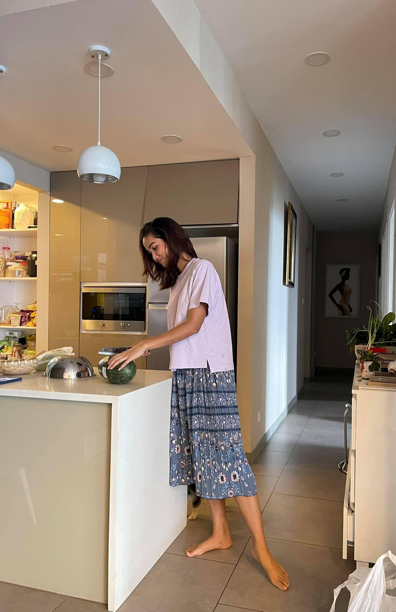 Hoa hậu H'Hen Niê diện mốt quần hoa thoải mái và giản dị khi ở nhà trong những ngày dịch bệnh. Hoa hậu H'Hen Niê diện mốt quần hoa thoải mái và giản dị khi ở nhà trong những ngày dịch bệnh.