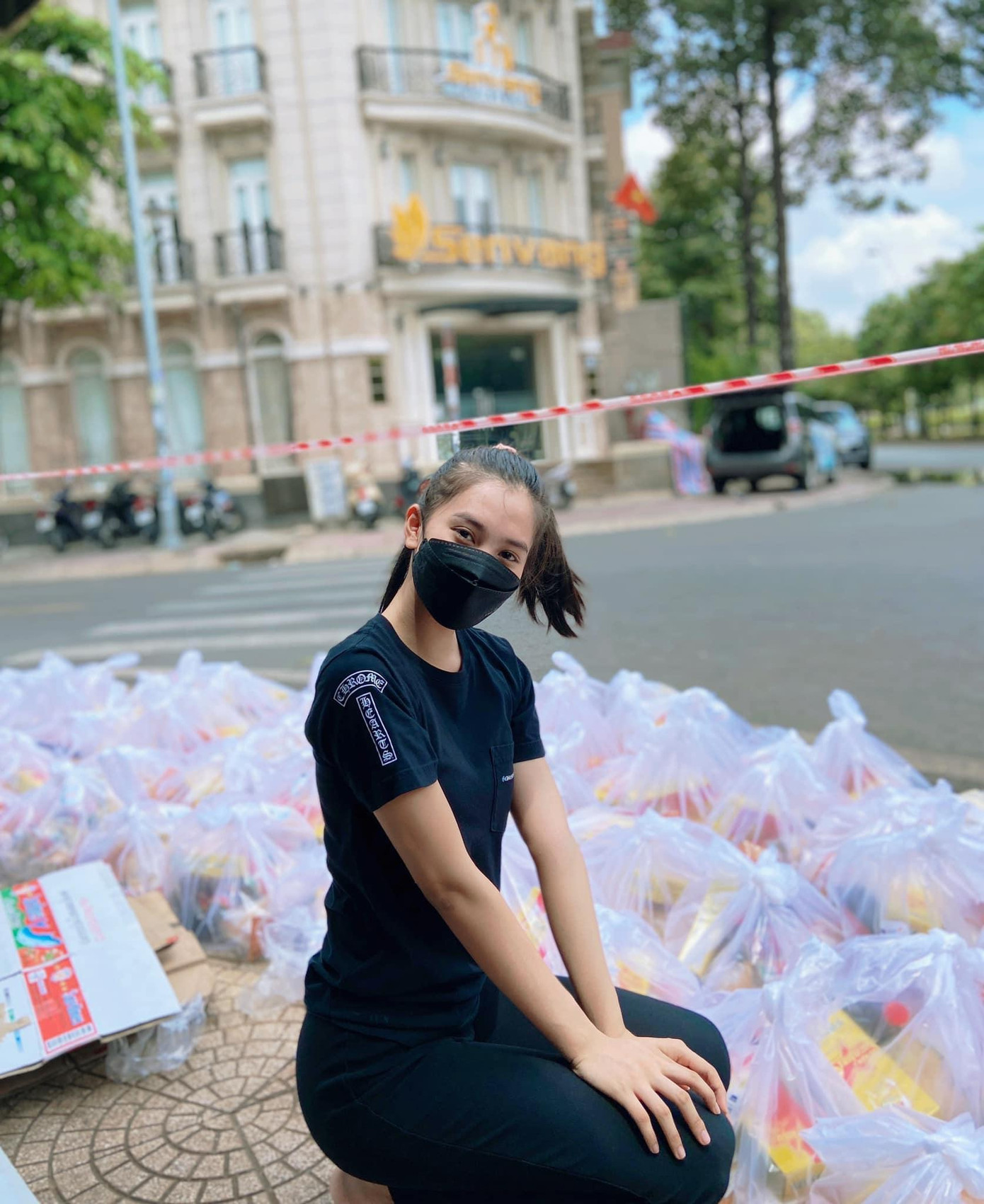 Hoa hậu Tiểu Vy tích cực hoạt động từ thiện trong những ngày dịch bệnh ở TP. HCM.