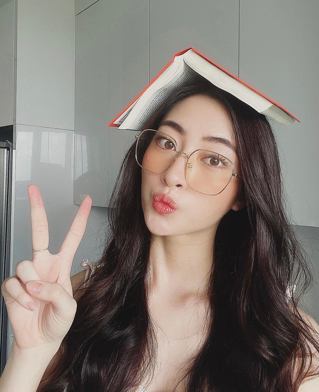 Hoa hậu Lương Thuỳ Linh chăm chỉ đọc sách khi ở nhà tránh dịch. Hoa hậu Lương Thuỳ Linh chăm chỉ đọc sách khi ở nhà tránh dịch.