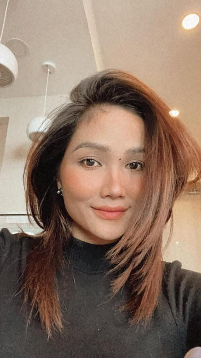 Hoa hậu H'Hen Niê khoe vẻ xinh đẹp, dịu dàng khi ở nhà tránh dịch.