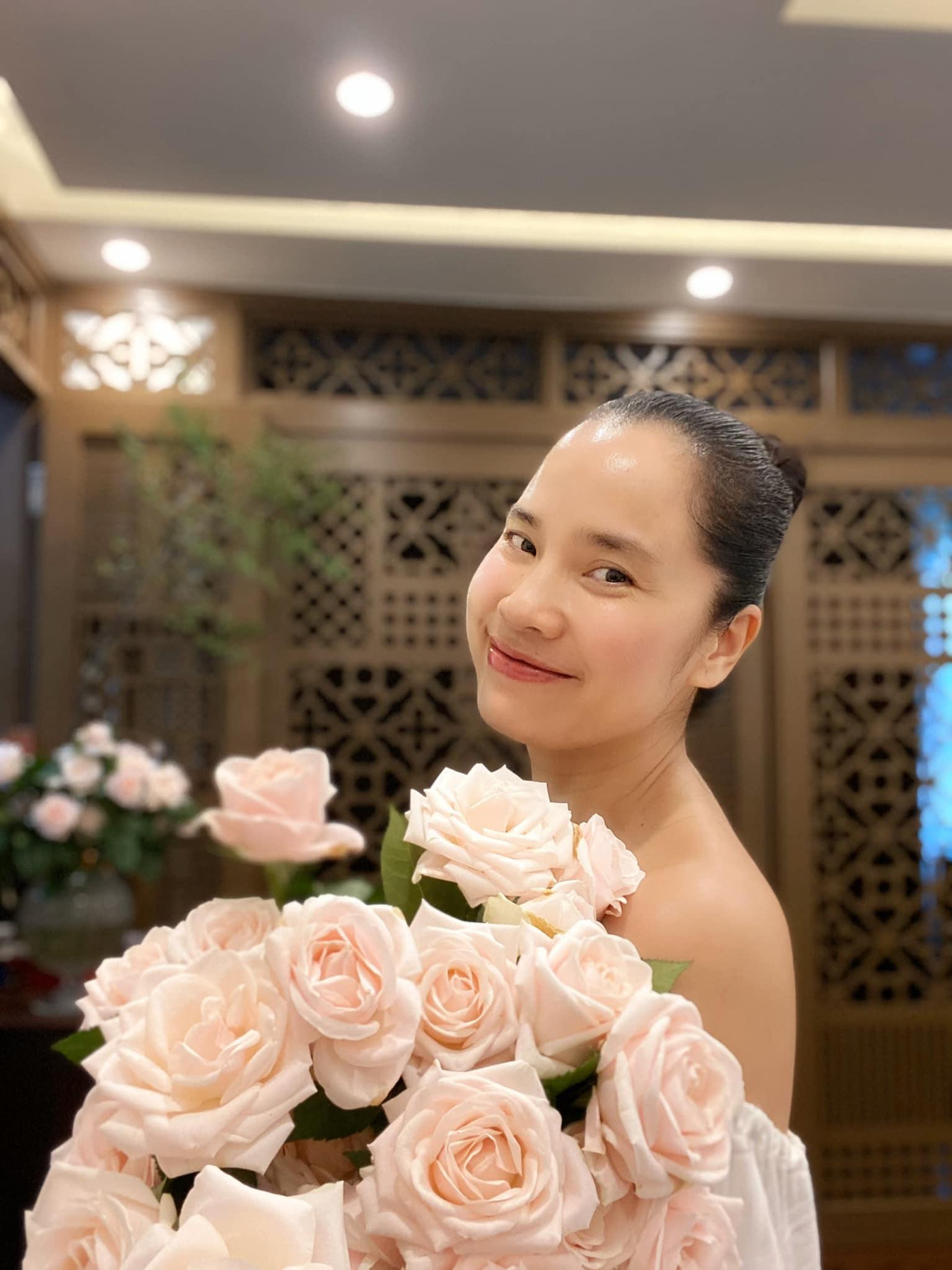 Mặc dù đã bước vào tuổi U50 nhưng Á hậu Ngô Thuý Hà vẫn tự tin khoe mặt mộc với làn da căng bóng, trẻ trung.