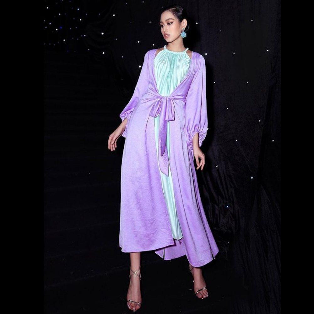 Lần đầu tiên thử nghiệm váy tứ thân, Hoa hậu Đỗ Thị Hà cũng thổi một luồng gió mới đầy hiện đại cho trang phục này.