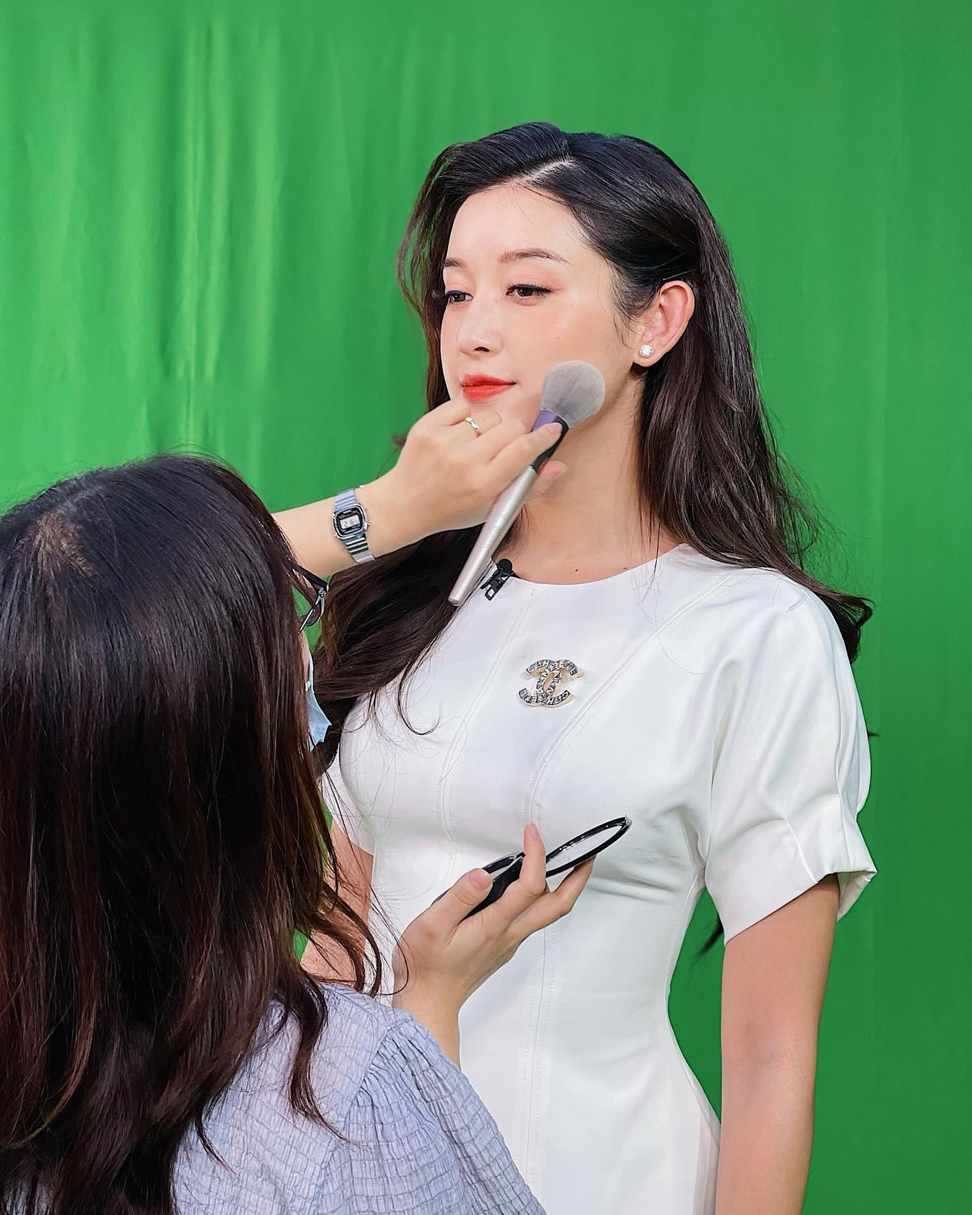 Người đẹp diện trang phục thanh lịch, duyên dáng, khoe nhan sắc cực kỳ xinh đẹp. Người đẹp diện trang phục thanh lịch, duyên dáng, khoe nhan sắc cực kỳ xinh đẹp.