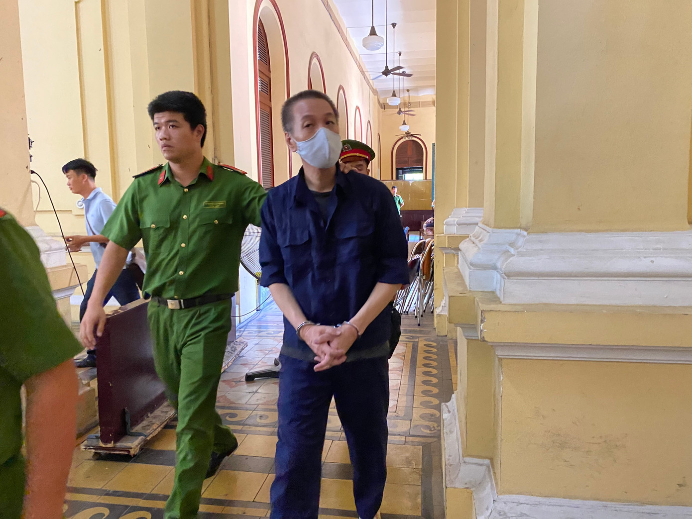 Dẫn giải Kim Bumjae sau phiên tòa trưa nay 23/5. Dẫn giải Kim Bumjae sau phiên tòa trưa nay 23/5.