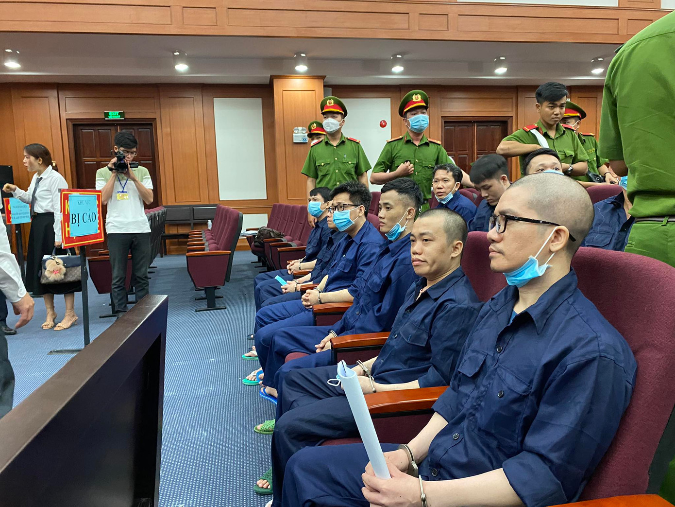 Các bị cáo tại tòa phúc thẩm.