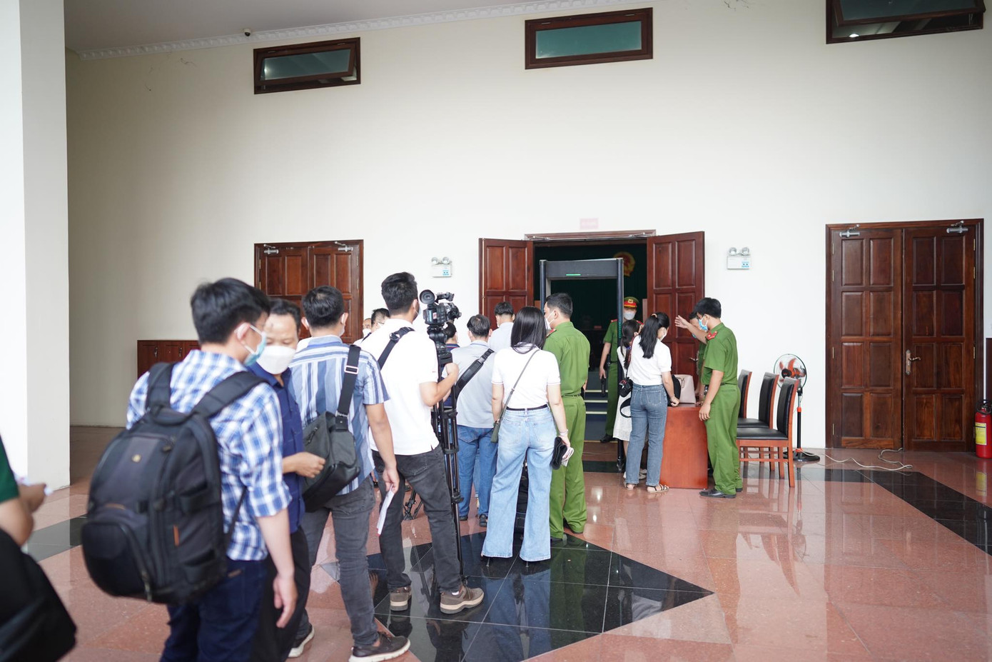 Kiểm tra an ninh báo chí trước khi vào phòng xử án sáng nay. Ảnh: Phạm Nguyễn Kiểm tra an ninh báo chí trước khi vào phòng xử án sáng nay. Ảnh: Phạm Nguyễn