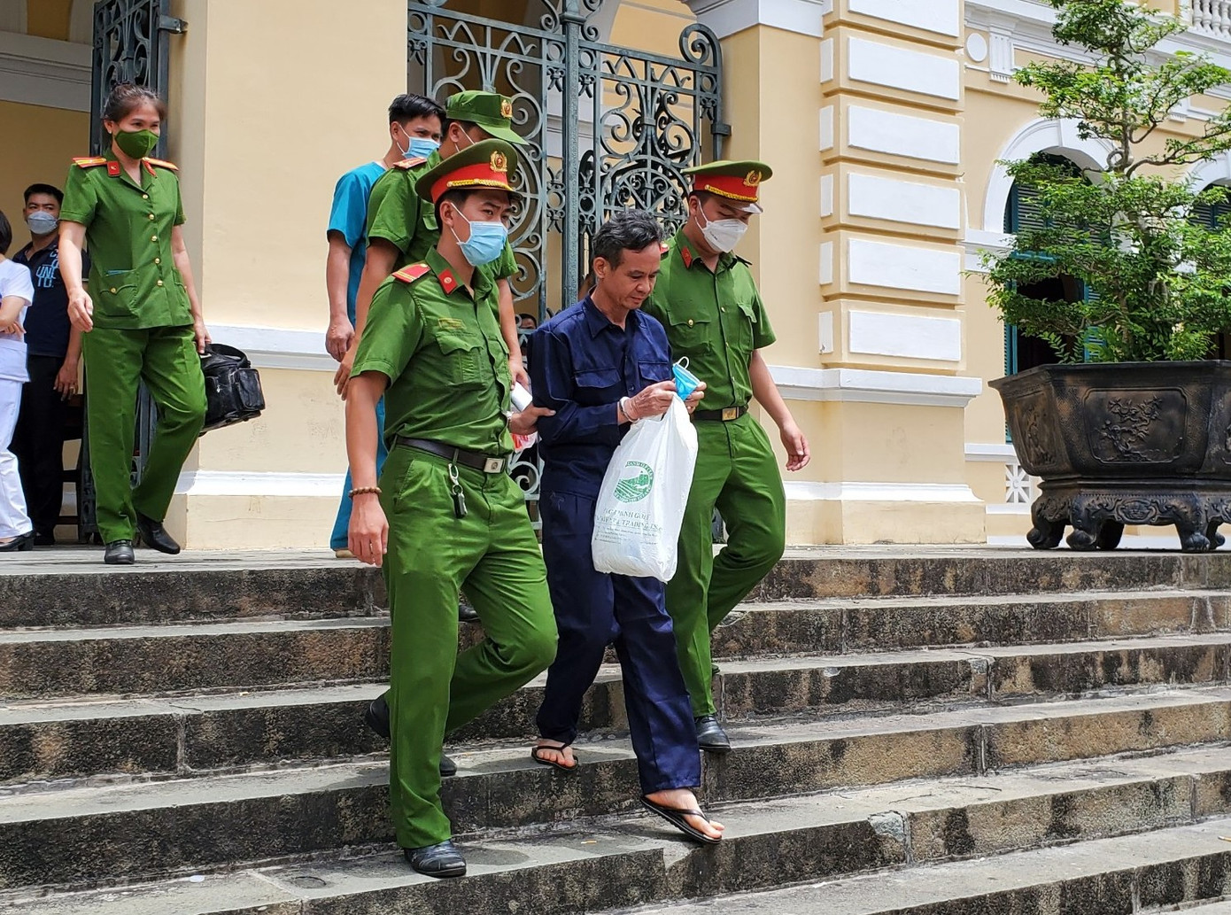 Bị cáo Trần Văn Bang sau khi bị tuyên 8 năm tù.