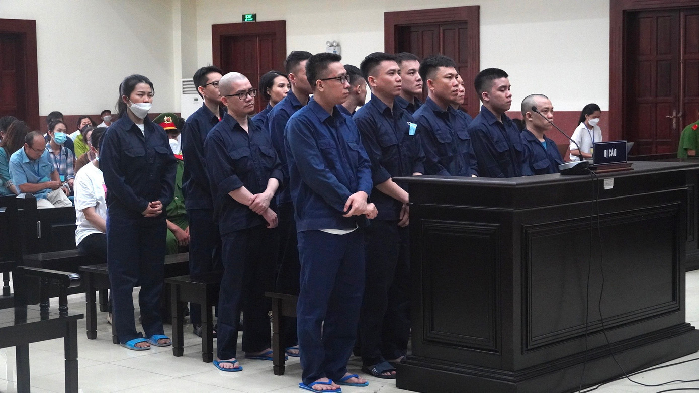 Các bị cáo đứng nghe tòa tuyên án phúc thẩm ngày 19/5.