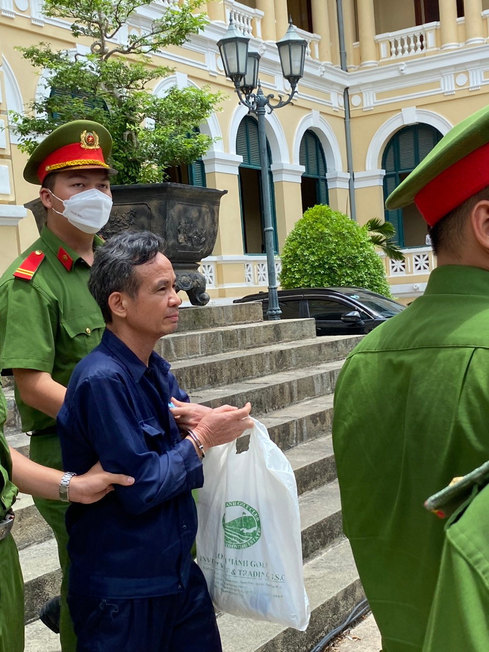 Dẫn giải bị cáo Trần Văn Bang sau phiên tòa.