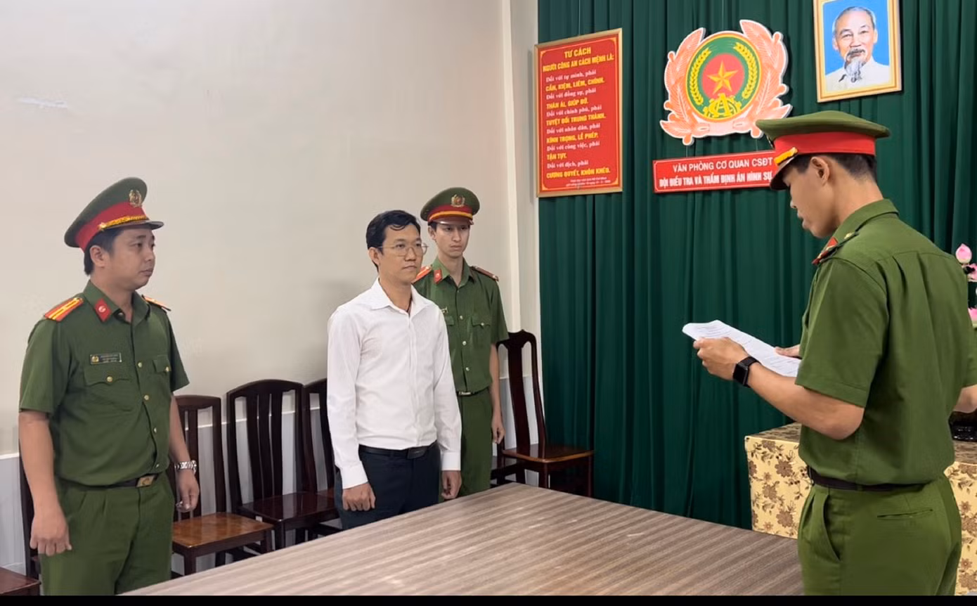 Bị can Đặng Anh Quân thời điểm công an tống đạt quyết định khởi tố, bắt tạm giam. Ảnh: Công an cung cấp. Bị can Đặng Anh Quân thời điểm công an tống đạt quyết định khởi tố, bắt tạm giam. Ảnh: Công an cung cấp.