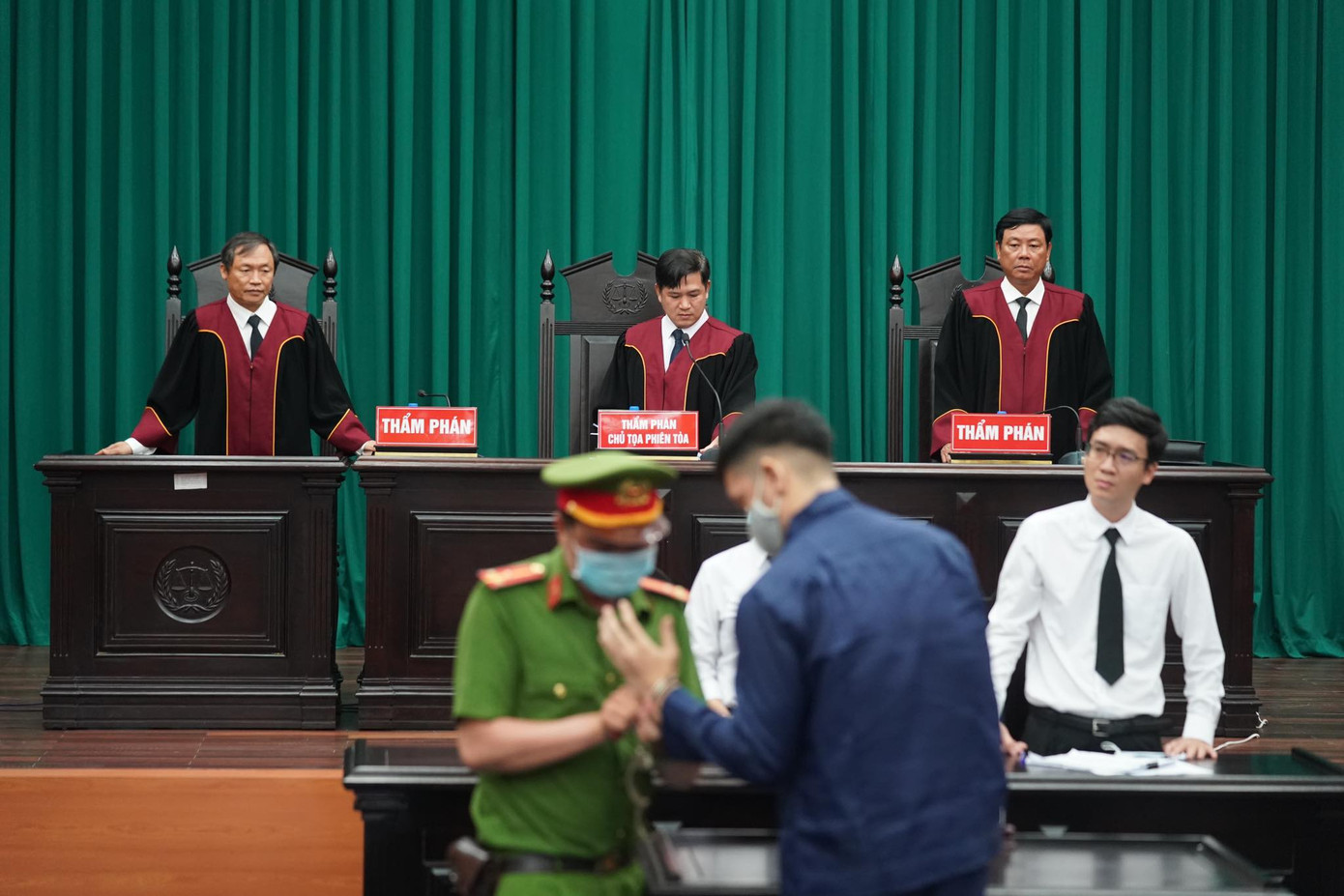 HĐXX phiên tòa phúc thẩm chuẩn bị tuyên án sáng nay 10/5. Ảnh: Phạm Nguyễn HĐXX phiên tòa phúc thẩm chuẩn bị tuyên án sáng nay 10/5. Ảnh: Phạm Nguyễn