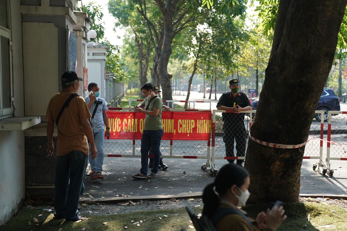 Từ sáng sớm nay, cảnh sát đã túc trực ngay cổng vào tòa án để đảm bảo an ninh. Ảnh: Phạm Nguyễn