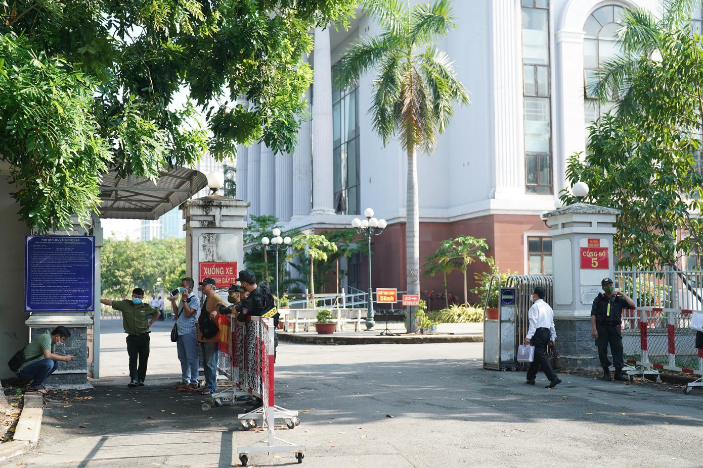 Hơn 7h sáng nay, báo chí đã có mặt tại cổng tòa án làm thủ tục dự tòa. Ảnh: Phạm Nguyễn.