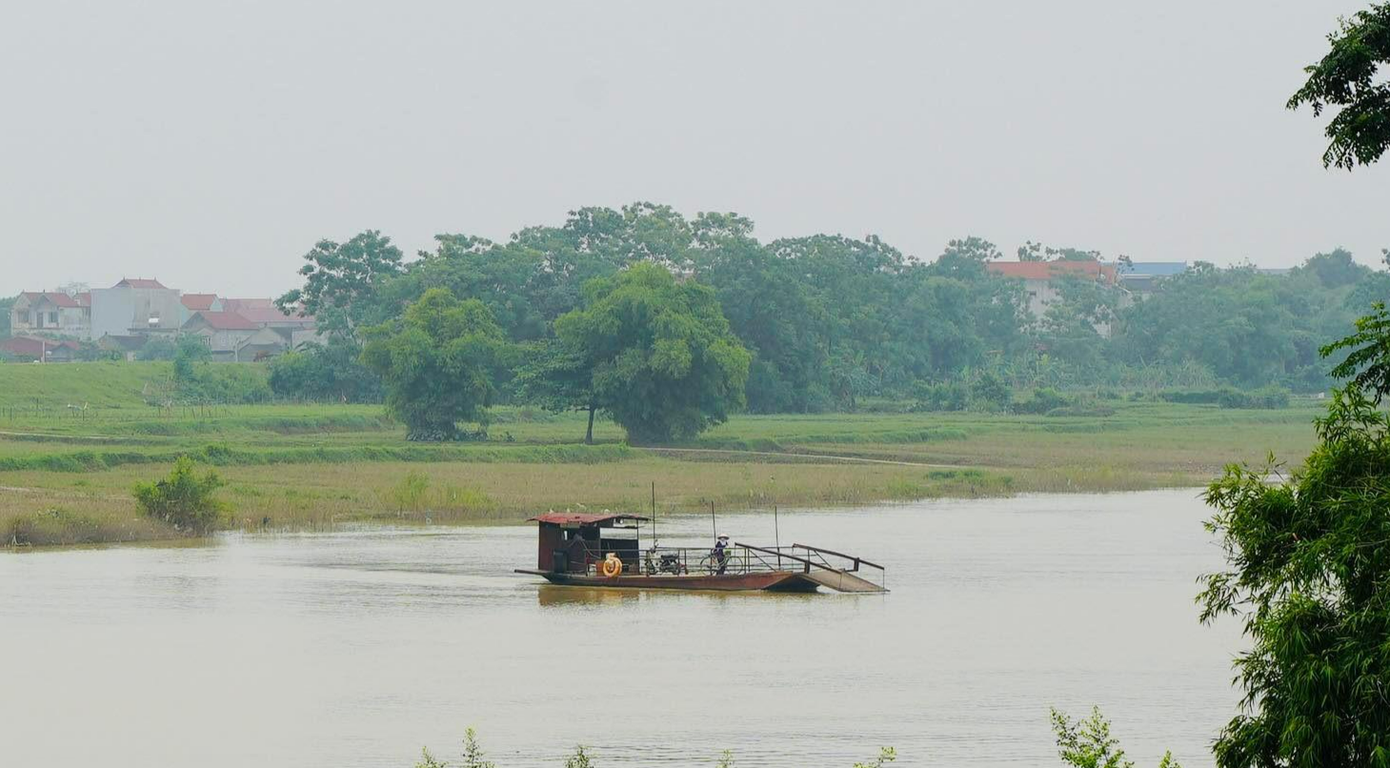 Người dân sống hai bên cầu vẫn phải đi đò qua sông.