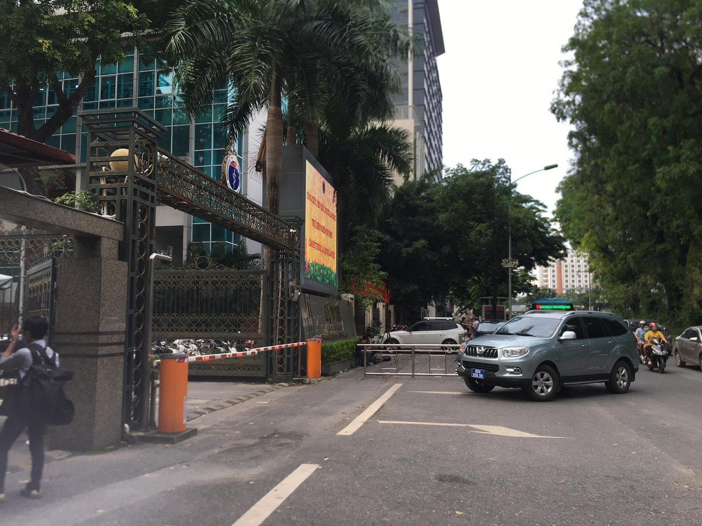 Một số xe biển xanh vào Bộ Y tế chiều 7/6.