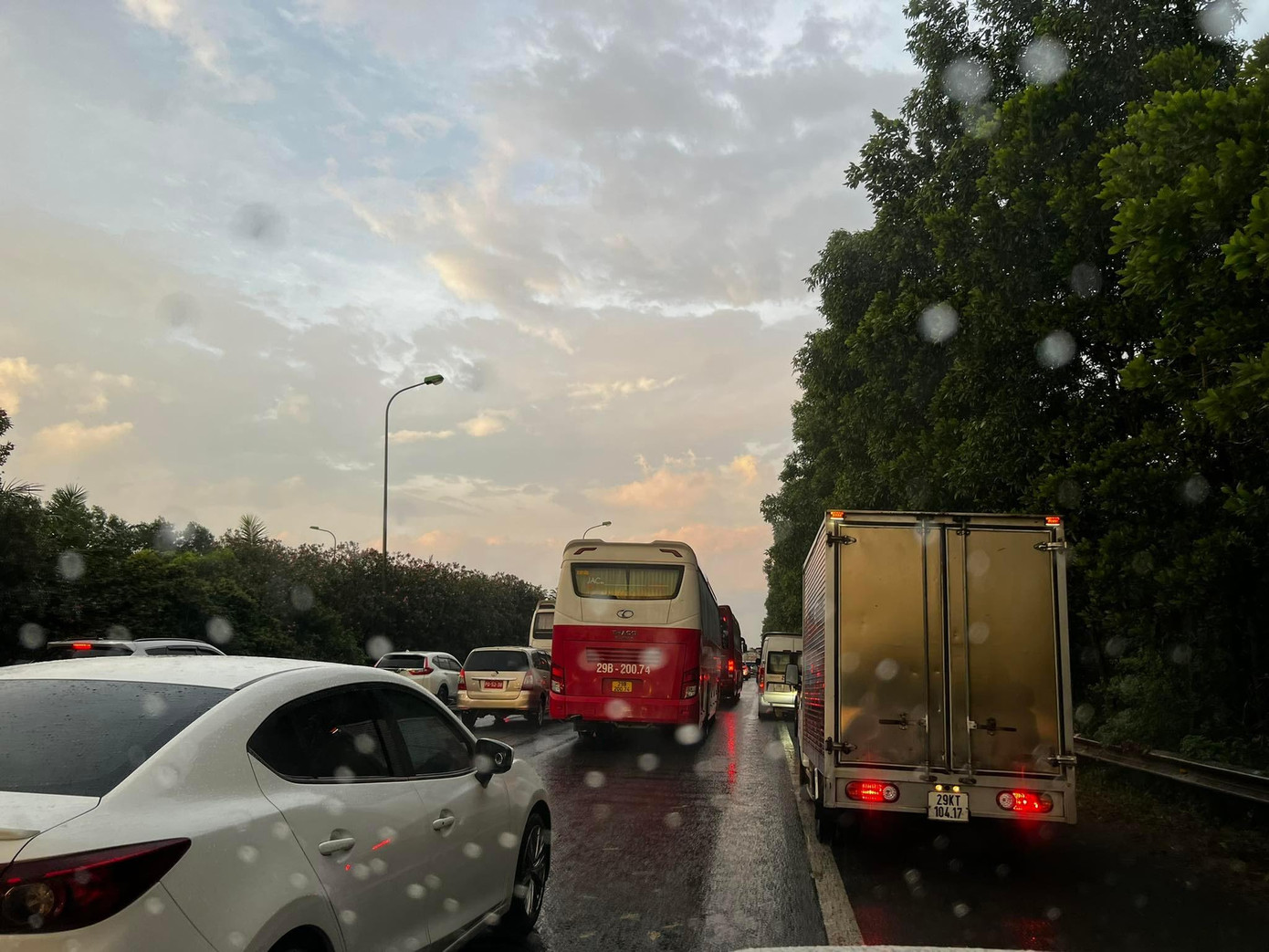 Vụ cháy khiến giao thông qua khu vực ùn ứ kéo dài.