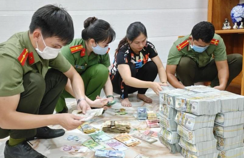 Ảnh minh hoạ: Công an tỉnh An Giang khám xét tiệm vàng Phước Nguyên.