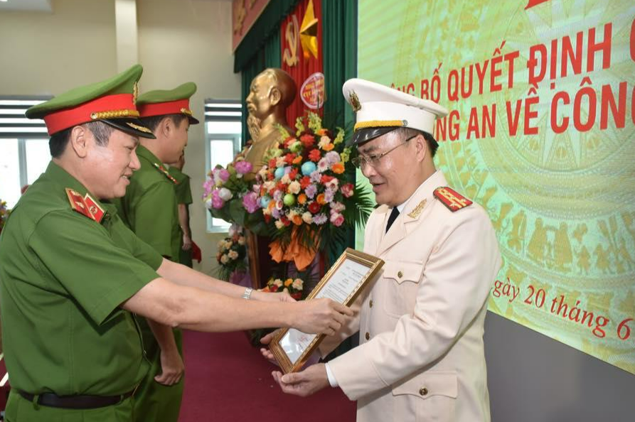 Thiếu tướng Nguyễn Văn Viện trao quyết định bổ nhiệm Cục phó Cục Cảnh sát điều tra tội phạm về ma tuý cho Đại tá Nguyễn Đức Tuấn.