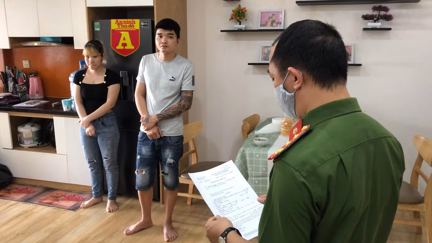 Cơ quan CSĐT đọc lệnh bắt và khám xét khẩn cấp hai đối tượng Đinh Thị Thiện và Nguyễn Bá Minh. Ảnh: ANTĐ.