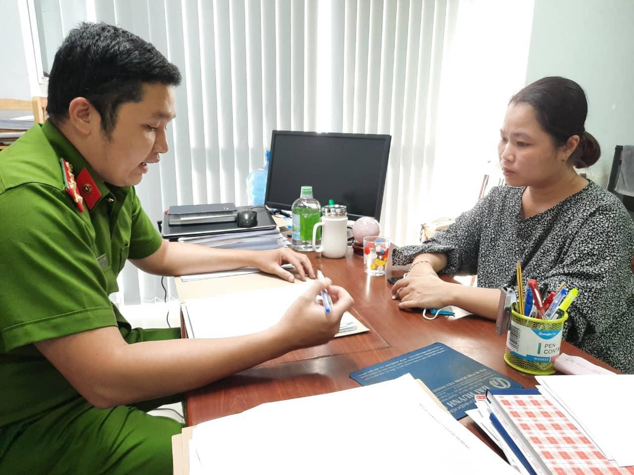 Công an làm việc với Lê Thị Kim Chi. Công an làm việc với Lê Thị Kim Chi.