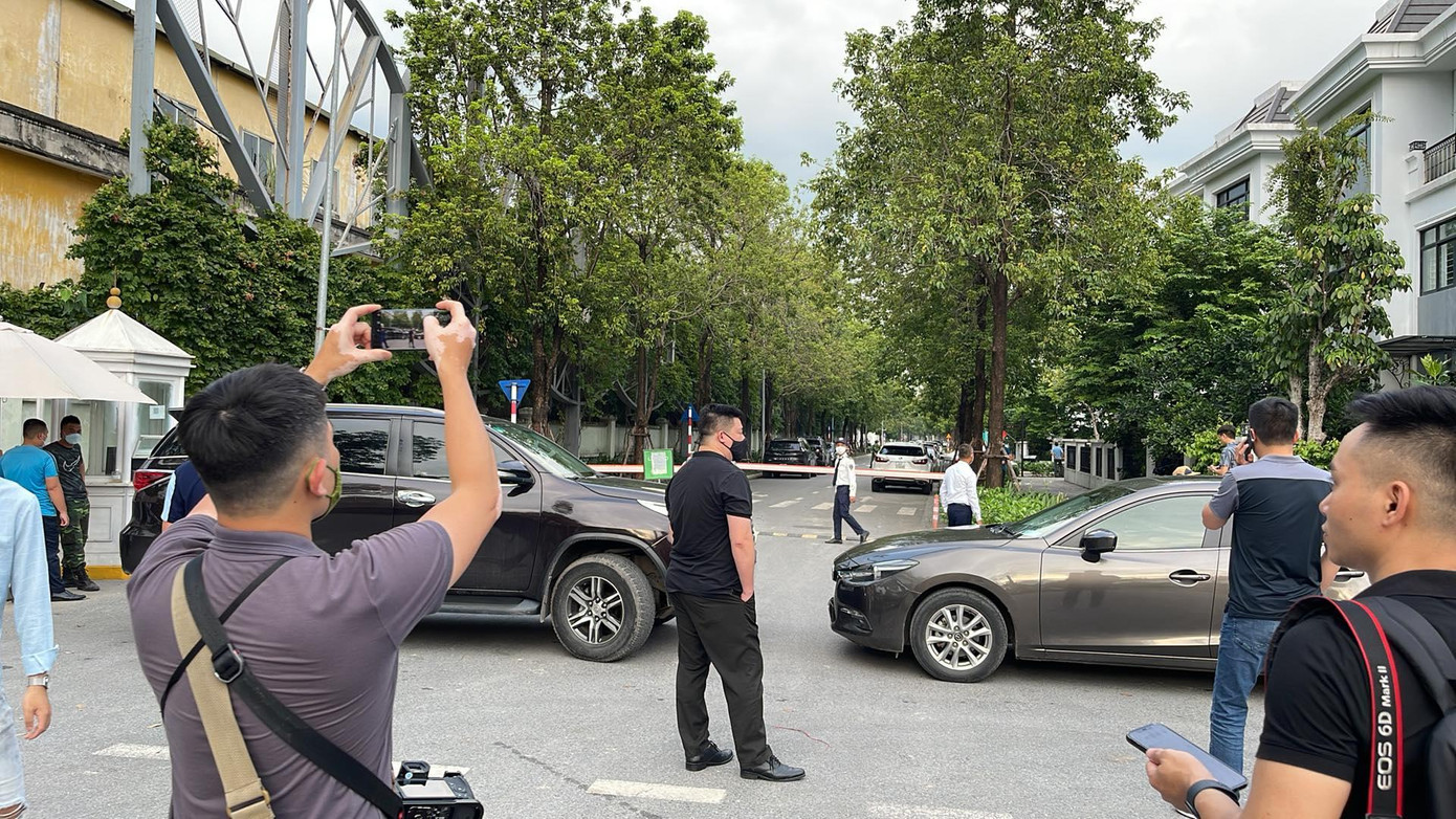 2 xe ô tô được đưa ra chắn ngang lối ra vào ông Chu Ngọc Anh.