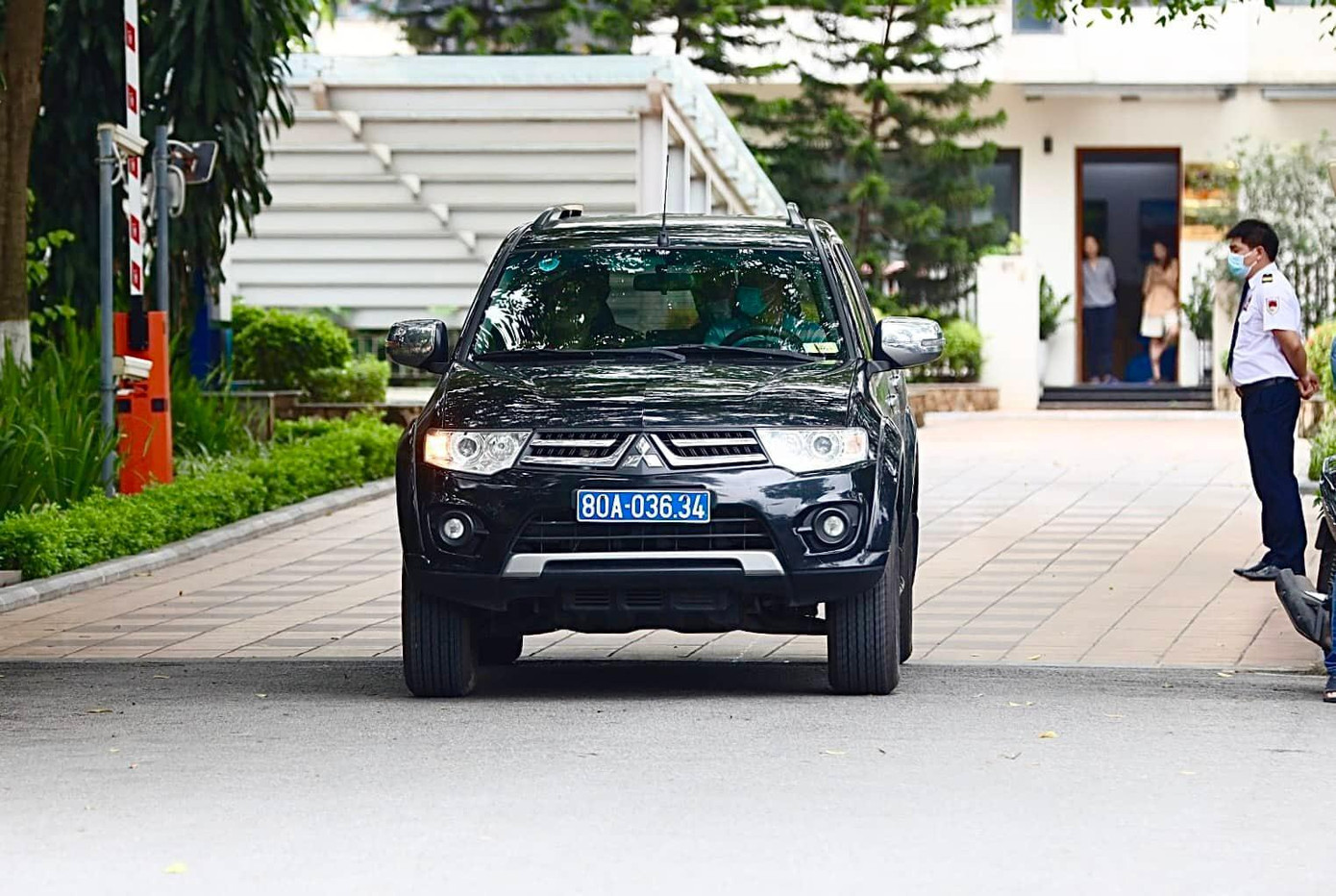 Xe biển xanh tại khu nhà ông Nguyễn Thanh Long vào sáng 7/6.