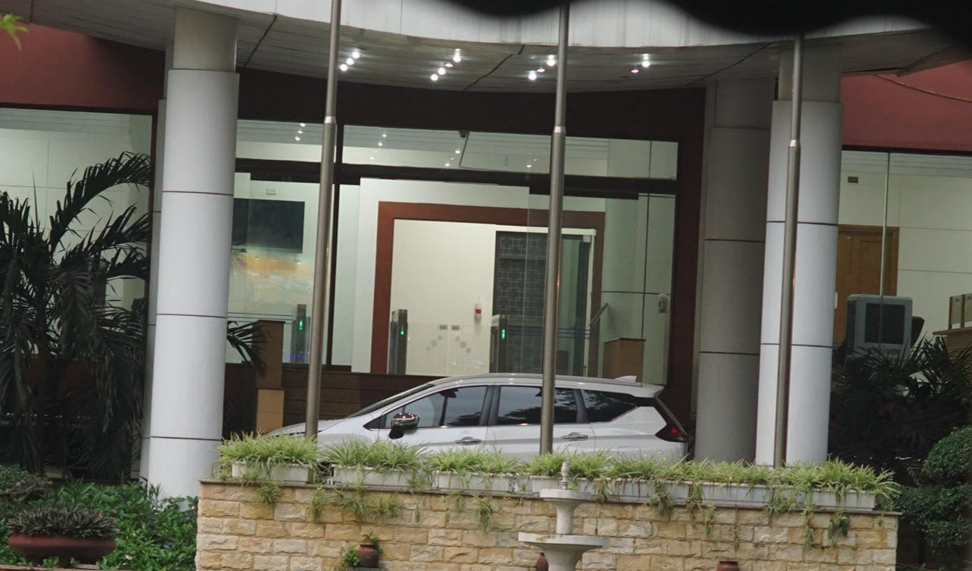 18h55, chiếc xe biển trắng chở cán bộ vẫn đỗ bên ngoài sảnh tòa nhà làm việc Bộ Y tế.