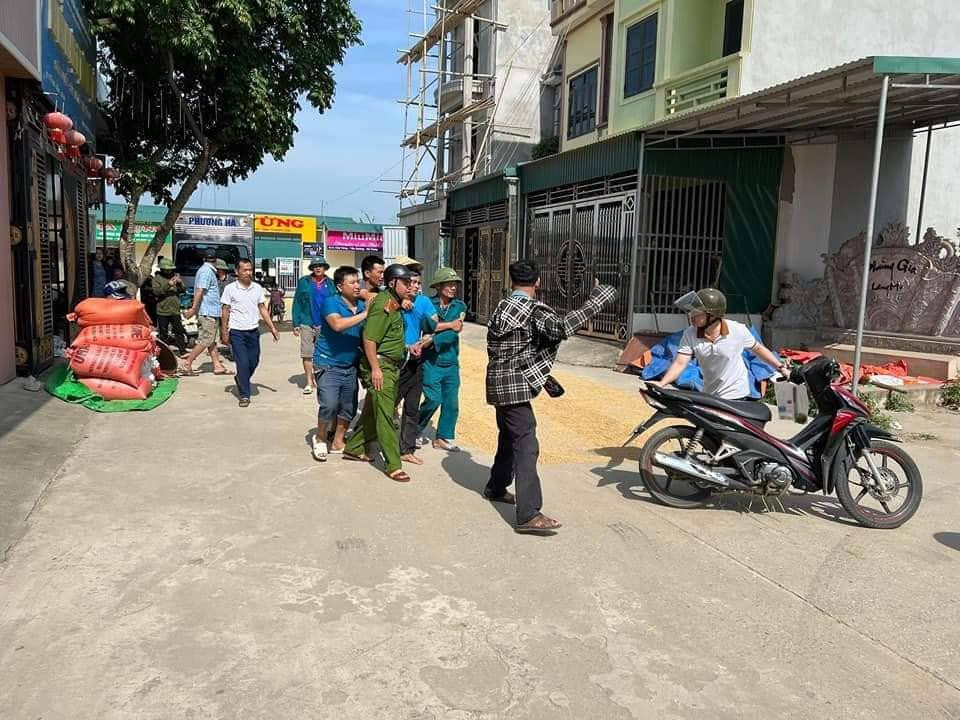 Hình ảnh trên mạng xã hội được cho là quá trình lực lượng chức năng bắt giữ Triệu Quân Sự. Hình ảnh trên mạng xã hội được cho là quá trình lực lượng chức năng bắt giữ Triệu Quân Sự.