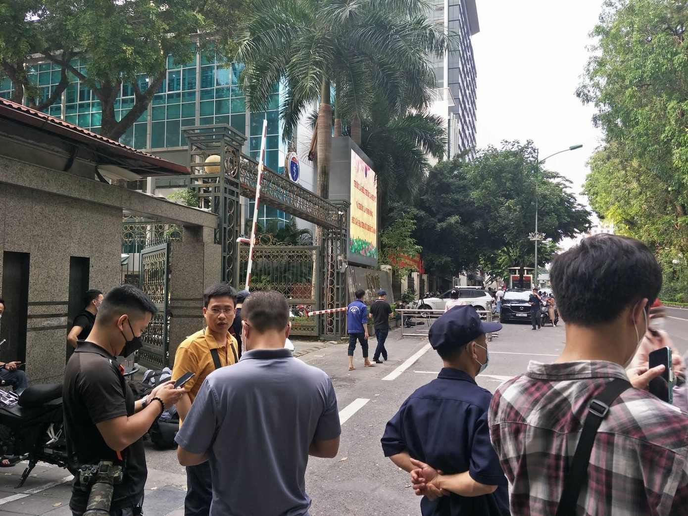 PV các báo, đài túc trực bên ngoài trụ sở Bộ Y tế.