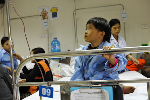 Cháu Khánh Vân (1 tuổi, quê Sơn La) mắc bệnh thiếu máu, cứ hai tuần lại xuống Hà Nội truyền một lần.
