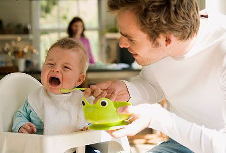 Cần cho trẻ ăn đủ bữa và đủ chất dinh dưỡng để đảm bảo sức khỏe