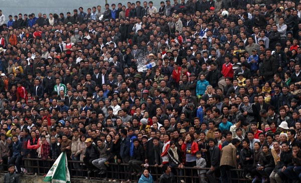 Chai lọ, nước bị khán giả ném xuống sới