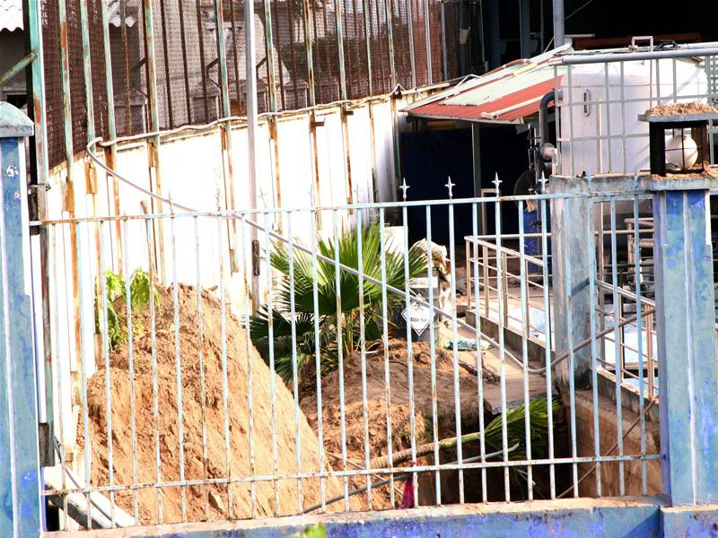 Ống chất thải được chôn sâu hàng mét. Ảnh Minh Đức