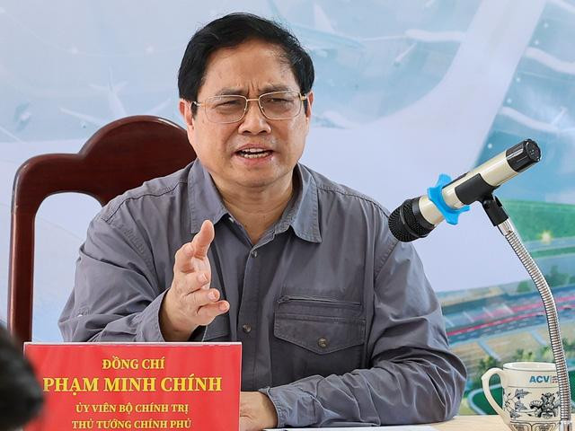 Thủ tướng Phạm Minh Chính bày tỏ không hài lòng và phê bình cách làm việc của một số cơ quan, đơn vị liên quan thời gian qua liên quan tới dự án sân bay Long Thành. Ảnh: VGP/Nhật Bắc Thủ tướng Phạm Minh Chính bày tỏ không hài lòng và phê bình cách làm việc của một số cơ quan, đơn vị liên quan thời gian qua liên quan tới dự án sân bay Long Thành. Ảnh: VGP/Nhật Bắc