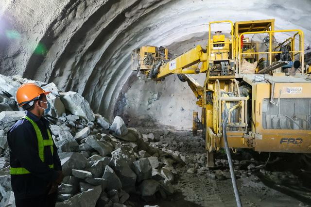 Thủ tướng động viên, biểu dương những cán bộ, công nhân bám trụ làm việc xuyên Tết - Ảnh: VGP/Nhật Bắc Thủ tướng động viên, biểu dương những cán bộ, công nhân bám trụ làm việc xuyên Tết - Ảnh: VGP/Nhật Bắc