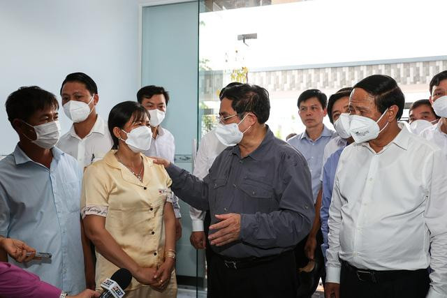 Thủ tướng tìm hiểu đời sống người dân tại khu tái định cư đã nhường mặt bằng cho dự án xây dựng sân bay Long Thành. Ảnh: VGP/Nhật Bắc Thủ tướng tìm hiểu đời sống người dân tại khu tái định cư đã nhường mặt bằng cho dự án xây dựng sân bay Long Thành. Ảnh: VGP/Nhật Bắc