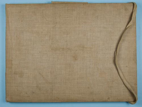 Chiếc túi vải đựng các bức họa . Chiếc túi vải đựng các bức họa