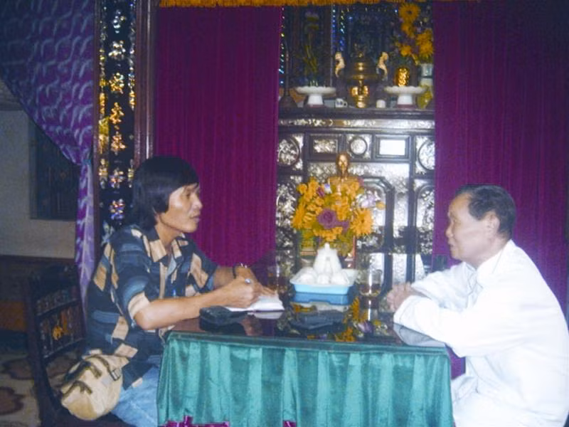 Ông Nguyễn Thuận Trung (phải) bày tỏ với PV Tiền Phong