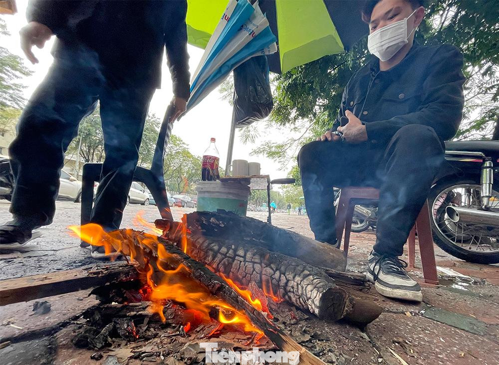 Người dân đốt lửa sưởi ấm trên đường Đặng Văn Ngữ (quận Đống Đa) trong buổi sáng rét đậm